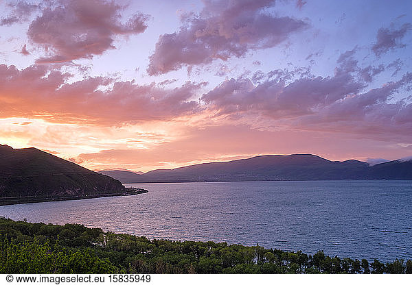 Sewan-See bei Sonnenuntergang  Sewan  Gegharkunik-Provinz  Armenien