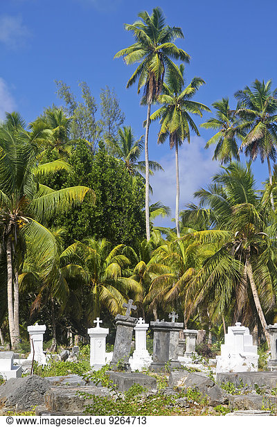 Seychellen  Blick auf den Friedhof L'Union Estate auf La Digue Island
