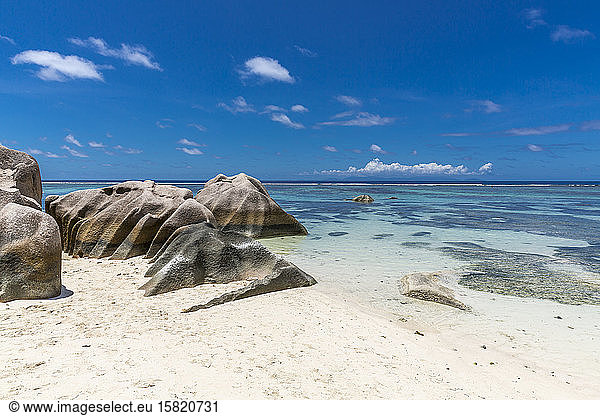 Seychellen  Felsbrocken am Sandstrand der Insel La Digue im Sommer