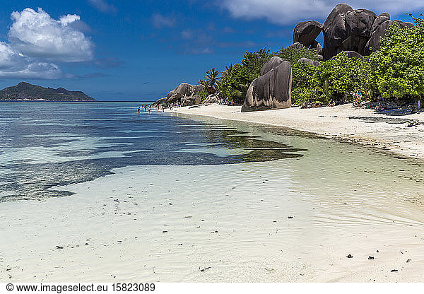 Seychellen  Sandstrand der Insel La Digue im Sommer