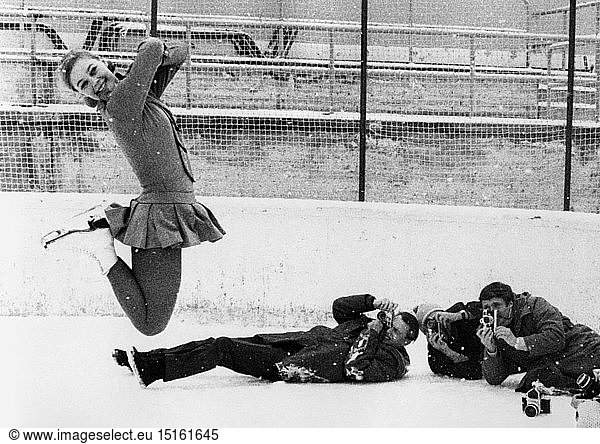 Seyfert  Gabriele 'Gaby'  * 23.11.1948  deut. EiskunstlÃ¤uferin  Sprung fÃ¼r die Fotografen wÃ¤hrend der Europameisterschaft in Leningrad  UdSSR  3.2.1970
