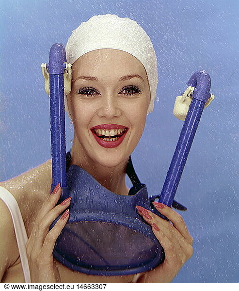 SF SG hist.  Freizeit  Hobby  Sport  Wassersport  Tauchen  Frau mit BademÃ¼tze  Taucherbrille und Schnorchel  Studioaufnahme  1960er Jahre
