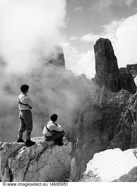 SG hist.  Alpinismus  Bergtouren  zwei Bergsteiger an der Brenta Gruppe  Norditalien  circa 1960er Jahre