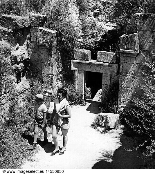 SG hist  ArchÃ¤ologie  Israel  Bet Sche'arim  Ausgrabungen  Nekropole  Besucher zwischen den Katakomben  1950er