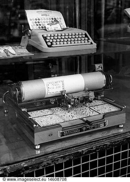 SG hist.  BÃ¼ro  BÃ¼rogerÃ¤te  Schreibmaschinen  Schaufenster mit europÃ¤ischer und japanischer Schreibmaschine  Japan  30.8.1960