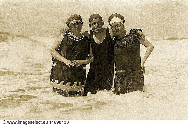 SG hist.  Badewesen  Baden  junger Mann umarmt zwei Frauen im Meer  wahrscheinlich Ehefrau und Schwiegermutter  Sylt  bei Westerland  Deutschland  um 1914