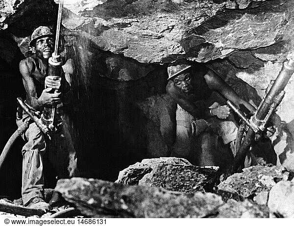 SG hist  Bergbau  Diamanten  Bergarbeiter in einem Stollen 40 meter unter der Erde  SÃ¼dafrika  1950er Jahre