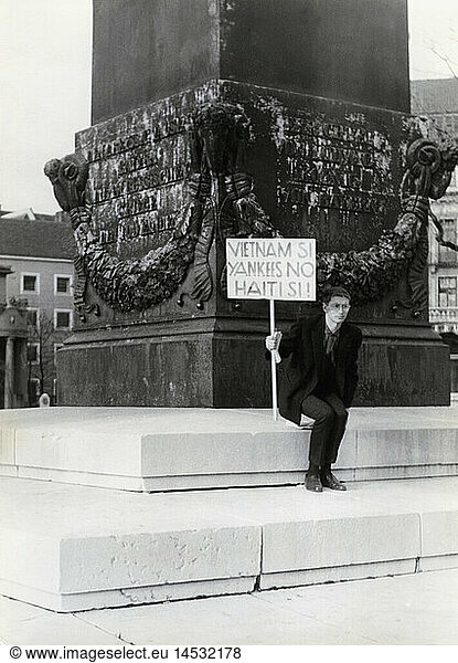 SG hist.  Demonstrationen  Deutschland  Mann demonstriert gegen den Vietnamkrieg  Karolinenplatz  MÃ¼nchen  1960er Jahre