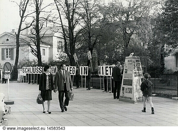 SG hist.  Demonstrationen  Deutschland  Protest gegen den Vietnamkrieg  Karolinenplatz  MÃ¼nchen  1960er Jahre