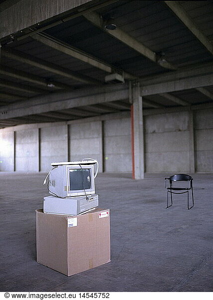 SG hist.  EDV / Elektronik  Computer  Computer in einer leeren Fabrikhalle  MÃ¼nchen  Deutschland  1990er Jahre
