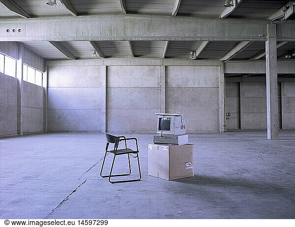 SG hist.  EDV / Elektronik  Computer  Computer in einer leeren Fabrikhalle  MÃ¼nchen  Deutschland  um 2000 SG hist., EDV / Elektronik, Computer, Computer in einer leeren Fabrikhalle, MÃ¼nchen, Deutschland, um 2000,