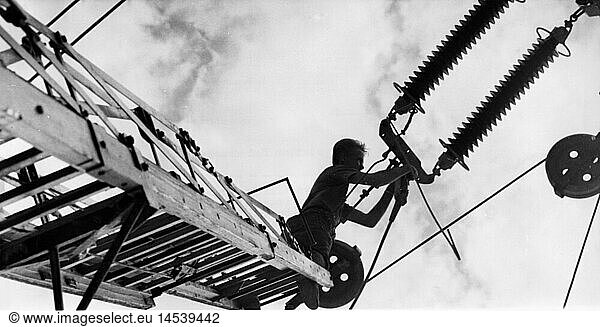 SG hist.  Energie  ElektrizitÃ¤t  Umpannwerk Bad LauchstÃ¤dt  Bau  Elektriker bei der Arbeit  27.7.1962