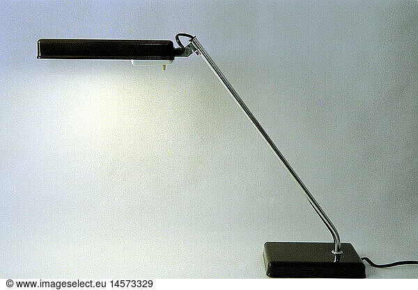 SG hist.  Energie  Lampen und Licht  Schreibtischleuchte LD 9 (Leuchtdiode 9 Volt)  Hersteller: VEB Leuchtenbau Lengefeld  DDR  1983 SG hist., Energie, Lampen und Licht, Schreibtischleuchte LD 9 (Leuchtdiode 9 Volt), Hersteller: VEB Leuchtenbau Lengefeld, DDR, 1983,