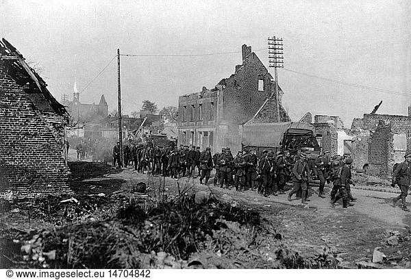 SG hist.  Ereignisse  Erster Weltkrieg  Westfront  gefangene (?) deutsche Soldaten marschieren durch eine zerstÃ¶rte Ortschaft  um 1917