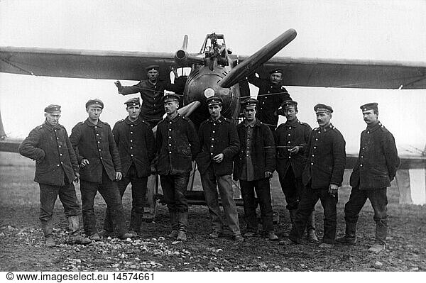 SG hist.  Ereignisse  1. Weltkrieg / WKI  Luftkrieg  Flugzeuge  Deutschland  Soldaten vor einer Roland C.II  um 1916