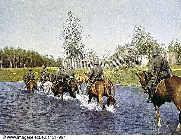 SG hist.  Ereignisse  2. Weltkrieg/WKII  Deutsche Wehrmacht  Reiterzug eines Infanterie-Regiments durchquert einen Fluss  um 1941