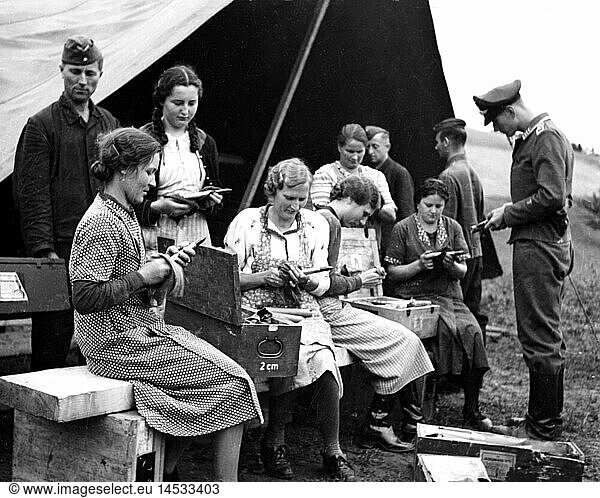 SG hist.  Ereignisse  2. Weltkrieg/WKII  Deutschland  Arbeiterinnen reinigen unter Aufsicht von Soldaten der Luftwaffe 2 cm Flak-Granaten  um 1943