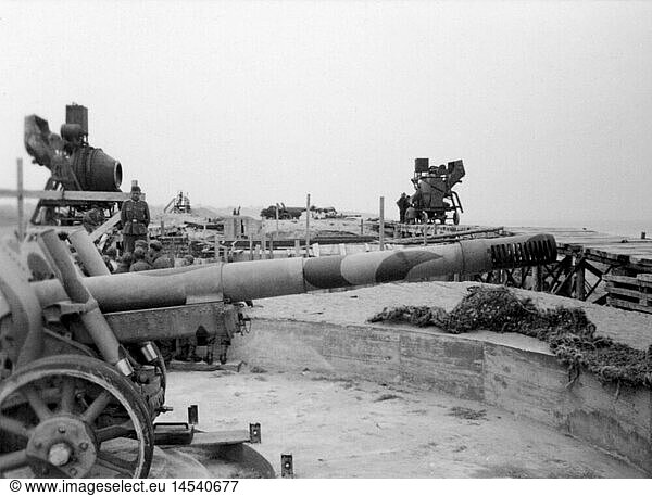 SG hist.  Ereignisse  2. Weltkrieg/WKII  Frankreich  Atlantikwall  GeschÃ¼tzstellung an der KÃ¼ste von Biarritz  28.4.1943  im Hintergrund Bunker im Bau