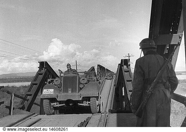 SG hist.  Ereignisse  2. Weltkrieg/WKII  Frankreich  deutsche Zugmaschine fÃ¤hrt Ã¼ber eine beschÃ¤digte EisenbahnbrÃ¼cke  Mai / Juni 1940