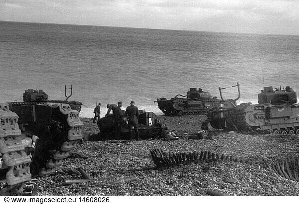 SG hist.  Ereignisse  2. Weltkrieg/WKII  Frankreich  Dieppe  19.8.1942  zerstÃ¶rte Panzerfahrzeuge des 14. Kanadischen Panzerregiments (Calgary Tanks) am Strand  deutsche Soldaten untersuchen einen Bren Gun Carrier