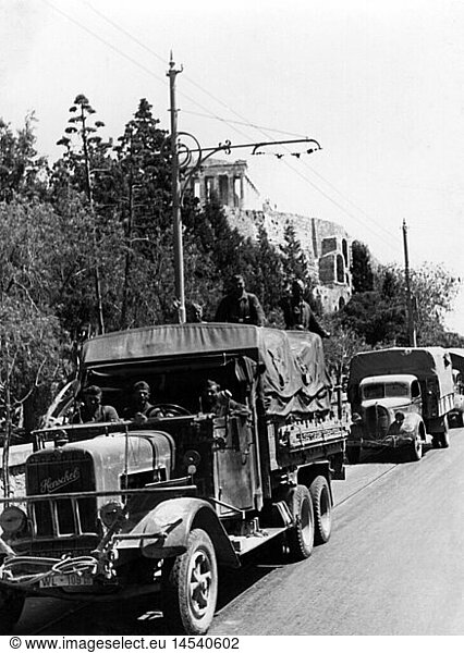 SG hist.  Ereignisse  2. Weltkrieg/WKII  Griechenland  Balkanfeldzug 1941  LKWs einer Luftwaffen-Einheit in Athen  April 1941