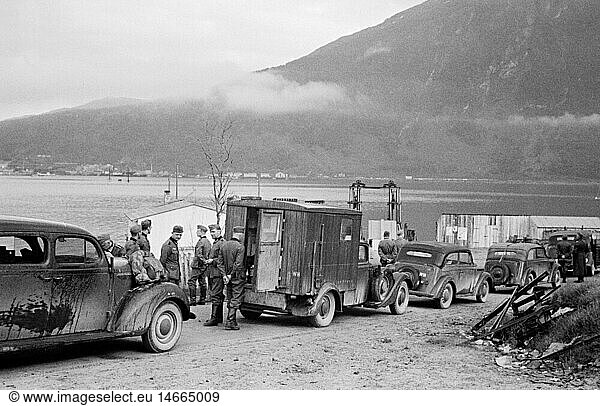 SG hist.  Ereignisse  2. Weltkrieg/WKII  Norwegen  deutsche Besatzung  Fahrzeugkolonne der Wehrmacht am Hafen von Narvik  1941