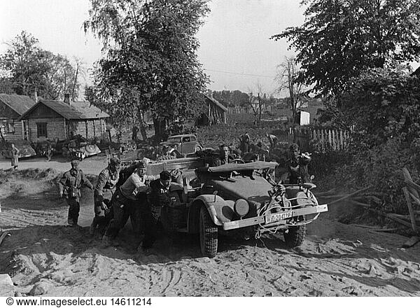 SG hist.  Ereignisse  2. Weltkrieg/WKII  Russland 1941  deutsche Soldaten schieben ein Fahrzeug an  Sommer 1941