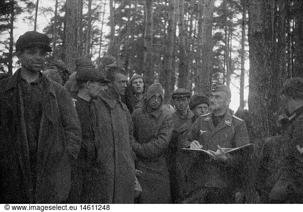 SG hist.  Ereignisse  2. Weltkrieg/WKII  Russland  Kriegsgefangene  Soldaten der deutschen Luftwaffe mit kriegsgefangenen sowjetischen Soldaten  Mitte Juli 1941