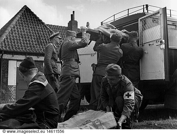 SG hist.  Ereignisse  2. Weltkrieg/WKII  SanitÃ¤tsdienst  verwundete deutsche Soldaten werden in ein SanitÃ¤ts-Kraftfahrzeug geladen  Kiel  5.7.1940
