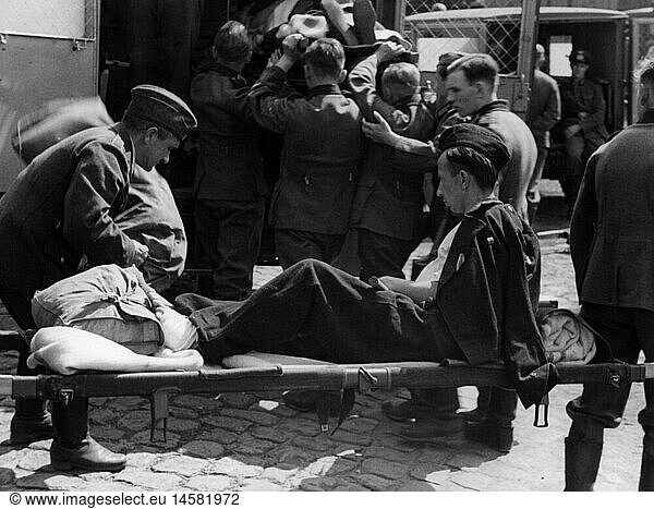 SG hist.  Ereignisse  2. Weltkrieg/WKII  SanitÃ¤tsdienst  verwundete deutsche Soldaten werden in SanitÃ¤ts- Kraftfahrzeuge verladen  um 1942
