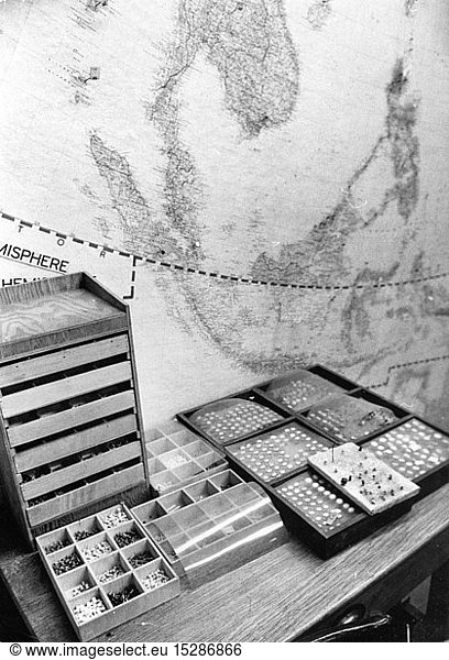 SG hist.  Ereignisse  Zweiter Weltkrieg / WKII  GroÃŸbritannien  Hauptquartier der Regierung  Kartenraum  Karte von Indonesien und Schachteln mit Stecknadeln  Cabinet War Rooms  London  1940 - 1945  Innenansicht  1960er Jahre