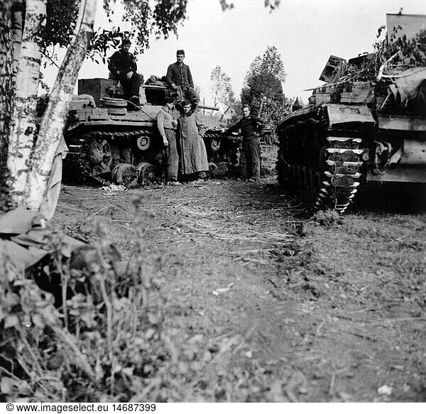 SG hist.  Ereignisse  Zweiter Weltkrieg / WKII  Sowjetunion  Sommer 1941  zwei deutsche Panzerkampfwagen III der Panzergruppe Kleist  Heeresgruppe SÃ¼d  in der Ukraine