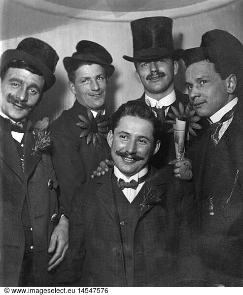 SG hist.  Feste  Fastnacht  feiernde MÃ¤nner  Gruppenbild  Fotopostkarte  1920er Jahre