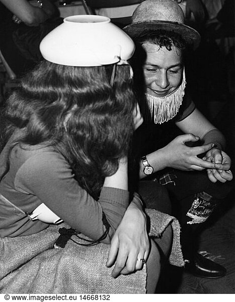 SG hist.  Feste  Fastnacht  Fest der Vereinigung 'Die Damischen Ritter'  zwei weibliche GÃ¤ste im GesprÃ¤ch  LÃ¶wenbrÃ¤ukeller  MÃ¼nchen  1957