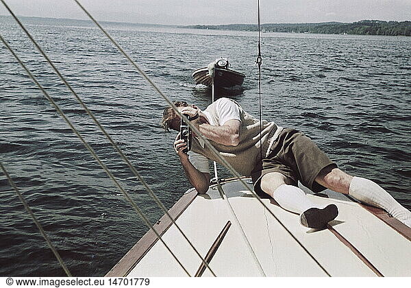 SG hist.  Fotografie  Fotografen  Fotograf liegt auf Segelboot und fotografiert  Deutschland  19.6.1938