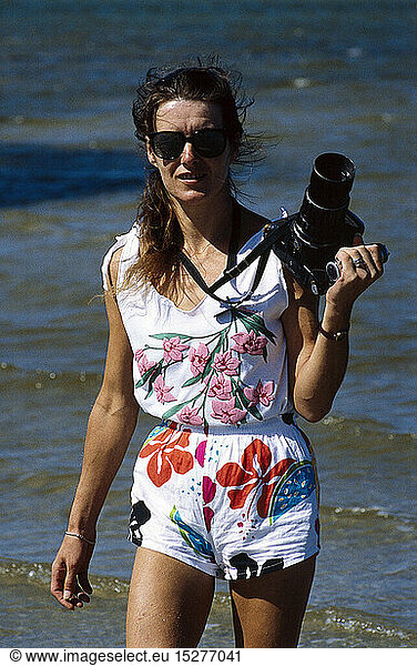 SG hist.  Fotografie  Fotografieren  Frau fotografiert am Meer mit Spiegelreflexkamera  1980er Jahre SG hist., Fotografie, Fotografieren, Frau fotografiert am Meer mit Spiegelreflexkamera, 1980er Jahre