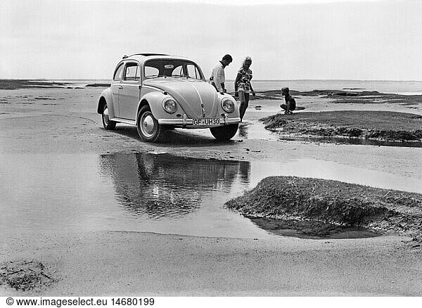SG hist. Freizeit Ausflug junge Familie am Strand mit VW Käfer 1960er Jahre