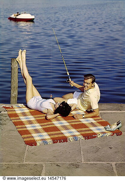 SG hist.  Freizeit / Hobby / Sport  Angeln  Mann mit Angel  Frau auf Wolldecke sitzend  um 1960