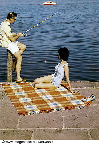 SG hist.  Freizeit / Hobby / Sport  Angeln  Mann mit Angel  Frau auf Wolldecke sitzend  um 1960