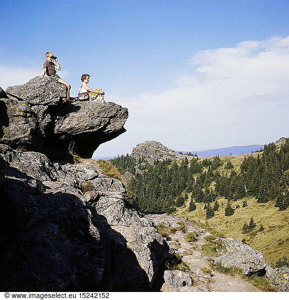 SG hist.  Freizeit  Hobby  Sport  Wandern  Bergsteigen  Mutter mit Sohn bei Rast auf Felsen  Arber Gipfel  Bayerischer Wald  1960er Jahre