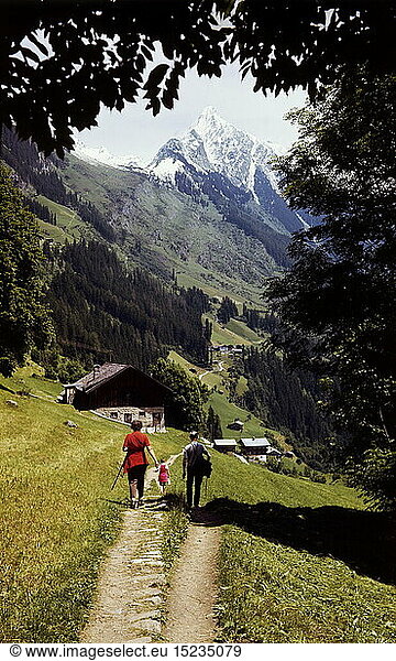 SG hist.  Freizeit  Hobby  Sport  Wandern  Bergsteigen  Paar auf Wanderweg  Oberer Zillergrund bei Brandberg  Tirol  Ã–sterreich  1960er Jahre