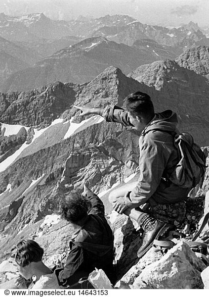 SG hist.  Freizeit / Hobby / Sport  Wandern  Wanderer auf dem Gipfel der MÃ¤delegabel  1950