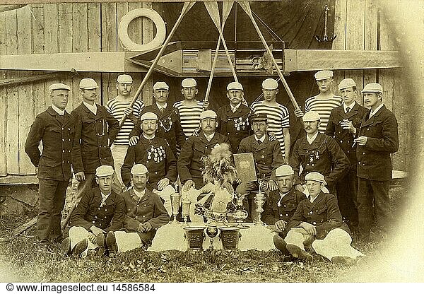 SG hist.  Freizeit / Hobby / Sport  Wassersport  Kanu-Club des Ortes Winzer an der Donau  Kanuten posieren mit Pokalen vor ihrem Bootshaus  Bayern  Deutschland  um 1900