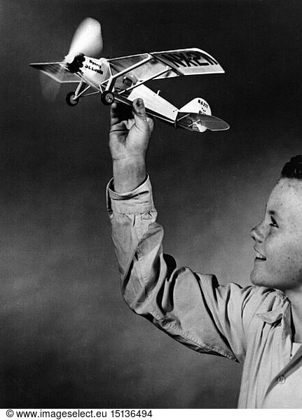 SG hist.  Freizeit  Hobbys  Modellbau  Flugzeuge  Junge mit einem Modell von Charles Lindberghs Flugzeug 'Spirit of St. Louis'  USA  23.5.1957