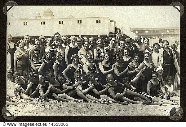 SG hist.  Freizeit / Sport  Baden  Gruppenfoto mit BadegÃ¤sten am Strand  Ostseebad  Binz  Insel RÃ¼gen  Deutschland  1924