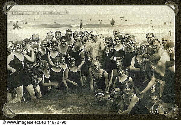 SG hist.  Freizeit / Sport  Baden  Gruppenfoto mit BadegÃ¤sten am Strand  Ostseebad  Binz  Insel RÃ¼gen  Deutschland  1924
