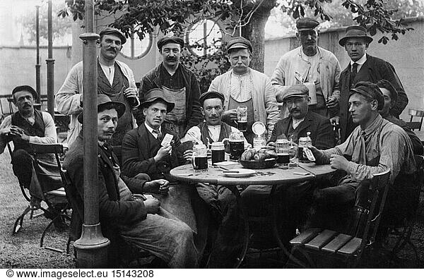 SG hist.  Gastronomie  Biergarten  Arbeiter um Tisch  Deutschland  um 1910