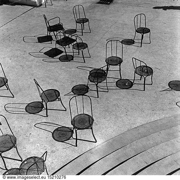 SG hist.  Gastronomie  Cafe / StraÃŸencafe  StÃ¼hle auf Terrasse eines Cafes  1951  20. Jahrhundert  1950er Jahre  50er Jahre  Kaffeehaus  StÃ¼hle  Terrasse  Schatten