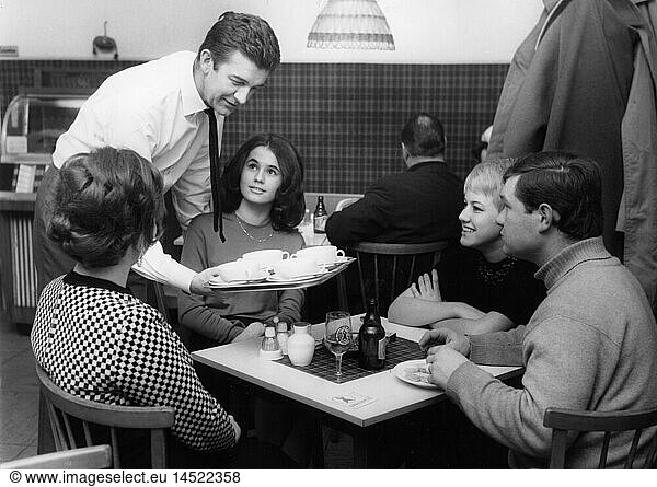 SG hist.  Gastronomie  Essensszenen  Gesellschaft in einer GaststÃ¤tte  Schauspieler Harry Riebauer serviert Suppe  circa 1960er Jahre