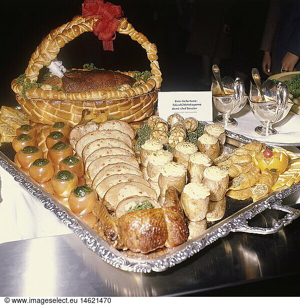 SG hist.  Gastronomie  gedeckte Tische  Buffet  Hotel Vier Jahreszeiten  MÃ¼nchen  1971